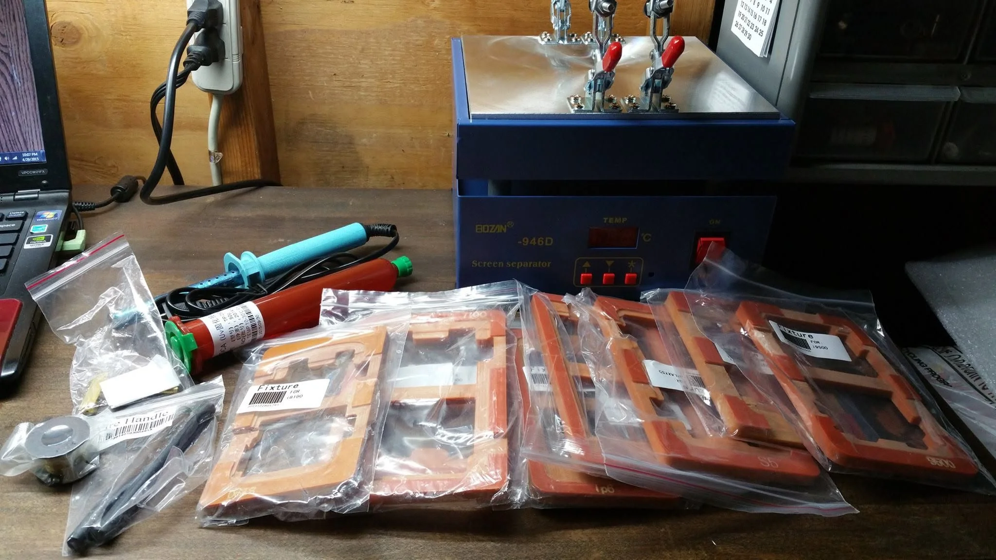 Heated screen separator machine with screen fixtures on the bench